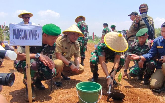 
					Panglima Kodam Vidcon Dengan Wakil Presiden Pada Hanpangan Di Lahan Ketahanan Pangan Kodim Gowa