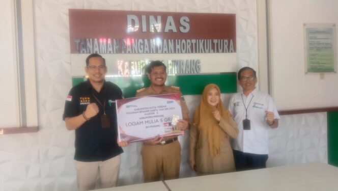 
 Kadis Tanaman Pangan dan Hortikultura Kabupaten Pinrang Terima Penghargaan Reward Kartu Tani Terbaik 2023 Klaster 5