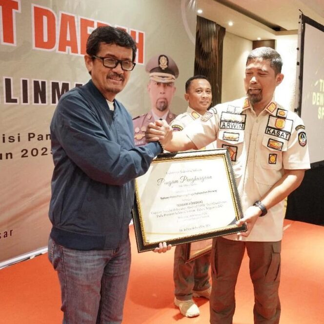 
 Sekda Wakili Bupati Terima Penghargaan Satpol PP Kabupaten Pinrang.