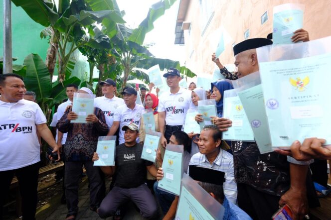 
 Bupati Gowa Dampingi Menteri ATR BPN Serahkan Sertipikat ke Masyarakat Romang Polong Gowa