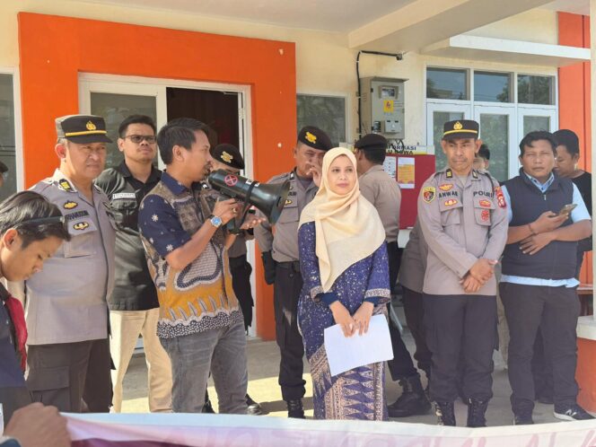 
 Didepan Demonstran, Ketua Bawaslu Gowa Tegaskan Diluar Kewenangannya Tindak Baliho Yang Melanggar.