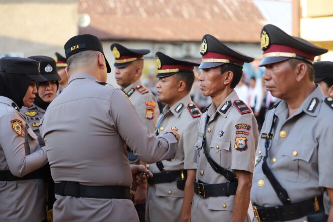 
 Polres Gowa Gelar Upacara Sertijab dan Kenaikan Pangkat Pengabdian