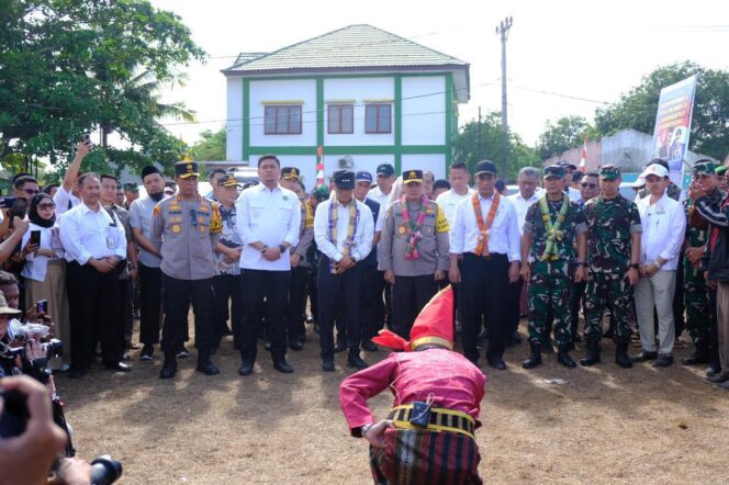 
 Kunker di Gowa, Mentan RI Serahkan Berbagai Bantuan Alat Pertanian