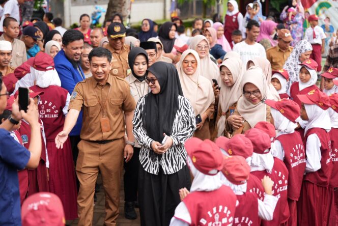 
 Kunjungi SD Di Bontonompo, Bupati Terpilih Husniah Talenrang Serahkan Beasiswa