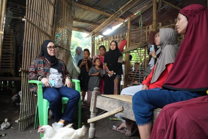 
 Kunjungi Keluarga Miskin Ekstrem Secara Tiba-Tiba, Bupati Husniah Talenrang Jadi Orang Tua Asuh