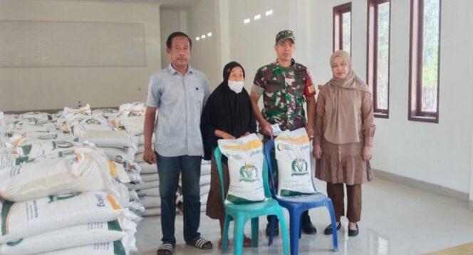 
					Dedikasi Babinsa Koramil 1409-06/Bajeng, Dampingi Penyaluran Bantuan Pangan di Wilayahnya.