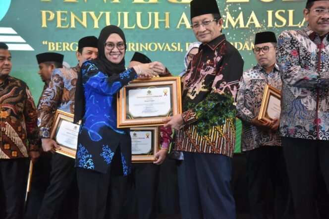
					Dukung Penguatan Penyuluh Agama Islam, Bupati Gowa Terima Penghargaan dari Kemenag RI