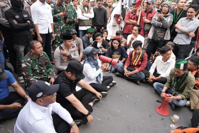 
					Bupati Gowa Duduk Dijalan, Temui Langsung Aksi Damai Kelompok Cipayung Plus