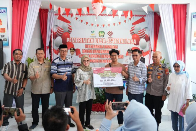 
					Bupati Husniah Serahkan Bantuan Kearifan Lokal dari Kemensos RI