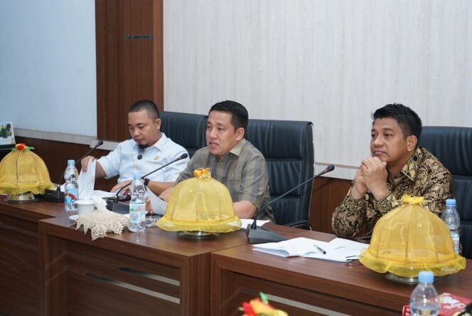 Dirut PT Jordan Mangkir Panggilan DPRD, RDP Diskorsing, Taufik Surullah Beri Bingkisan Kepada Nurazisah.