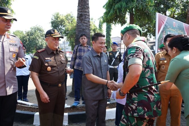 
					Perkuat Sinergi, Wakil Ketua DPRD Gowa Taufik Surullah Hadiri Kunjungan Danrem 141/Toddopuli di Kodim 1409 Gowa
