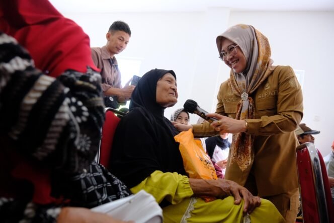 
					Sasar Lima Kecamatan, Bupati Gowa Distribusikan Kartu PKH dan Sembako Sekaligus Edukasi Masyarakat.
