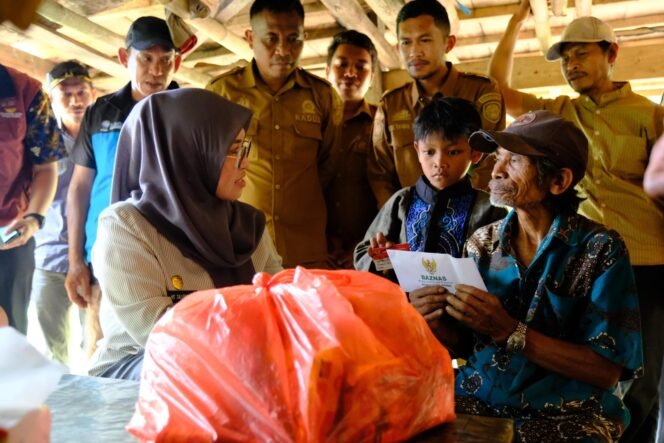 
					Viral, ” Ubi Kayu Rangga ” Bupati Gowa Datangi Rumahnya, Nikmati Singkong Bakar Kakek Rangga dan Beri Perhatian Penuh.