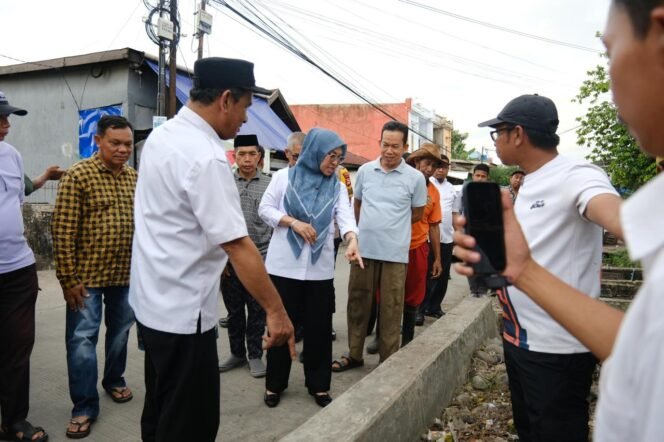 
					Respon Keluhan Masyarakat, Bupati Gowa Turun Langsung Tinjau Drainase di Jalan Swadaya
