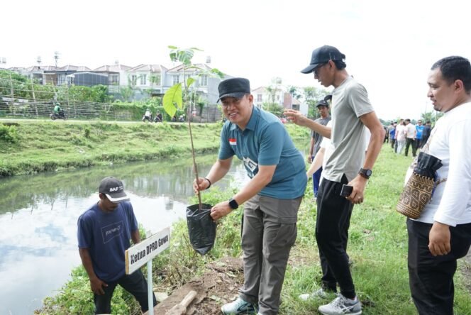 
					Hadiri Gerakan Penghijauan di Bantaran Kanal, Taufik Harap Berlanjut di Kecamatan Yang Minim Pohon.