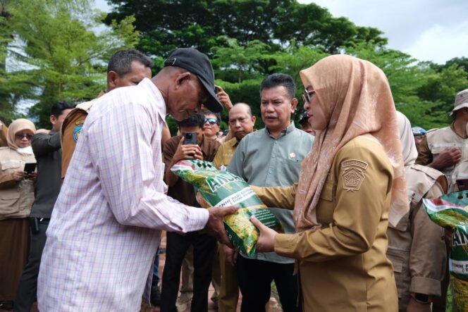 
					Bersama Pimpinan dan anggota DPRD Gowa, Bupati Gowa Luncurkan dan Salurkan Program Mandiri Benih 2025