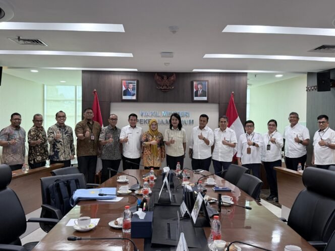 
					Perkuat Dukungan Pusat, Bupati Talenrang Datangi KemenPU dan Kemendagri