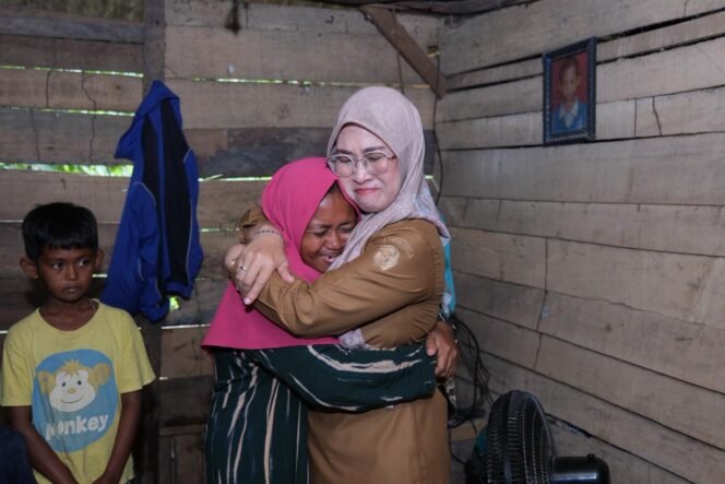 
					Bersama Tim Lacak dan Baznas, Bupati Gowa Turun Langsung Bantu Masyarakat Miskin Ekstrem di Pattallassang