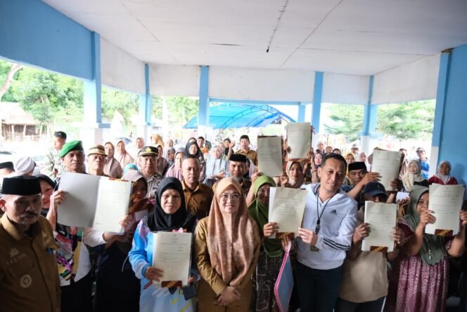
					Bupati Gowa Bersama BPN Gowa Serahkan 720 Sertipikat Redistribusi Tanah di Biringbulu