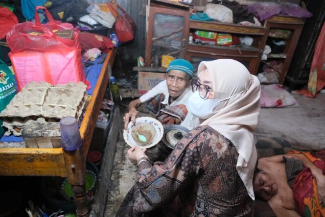 
					Kunjungi KME, Bupati Talenrang Tak Kuasa Tahan Air Mata, Beri Bantuan Fasilitasi Perawatan Kesehatan Hingga Bangun Rumah Layak Huni