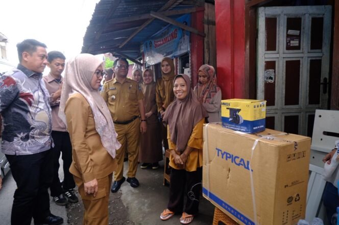 
					Dorong Peningkatan Ekonomi Masyarakat, Pemkab Gowa Serahkan Bantuan Peralatan UMKM