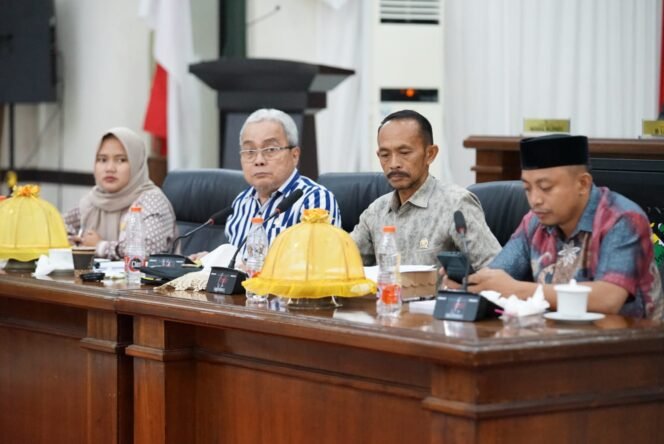 
					Komisi III DPRD Gowa Kembali Gelar RDP, Bahas Kepatuhan Aturan Pembangunan Ritel Modern dan Perlindungan UMKM Lokal