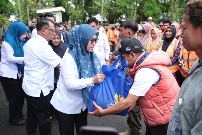 
					Pemkab Gowa-Baznas Salurkan Paket Lebaran untuk 716 Tenaga Outsourcing