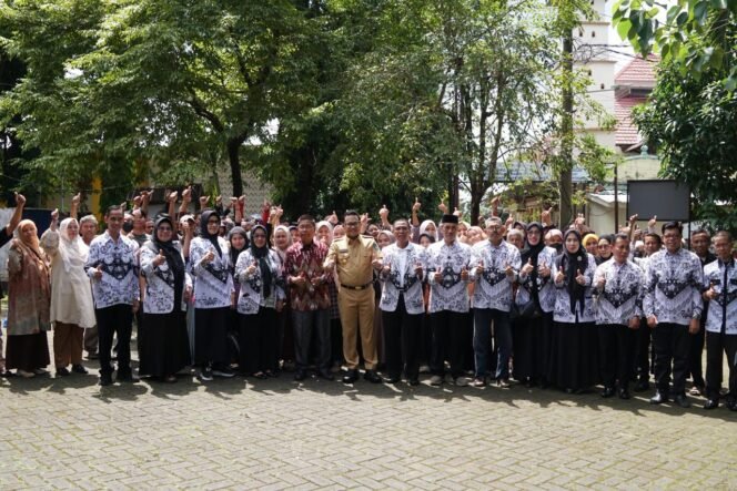 
					Wabup Gowa Salurkan Paket Sembako Ke Guru Honorer