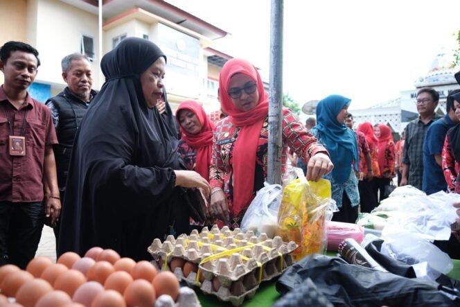 
					Bupati Gowa Tinjau Pasar Murah, Borong Minyak Goreng Bagikan Kepada Masyarakat