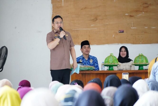 
					Wabup Gowa Salurkan 200 Paket Makanan Bergizi untuk Keluarga Beresiko Stunting di Bajeng