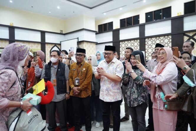 
					Wakil Bupati Gowa Sambut Langsung Kedatangan 385 Jemaah Haji