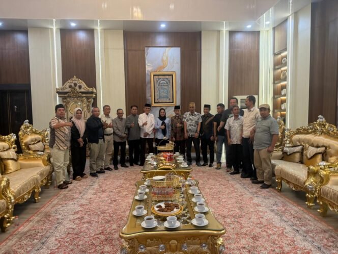 
					Dukungan terus mengalir, sejumlah Tokoh Agama dan Tokoh Masyarakat Gowa sambangi Rujab Bupati.