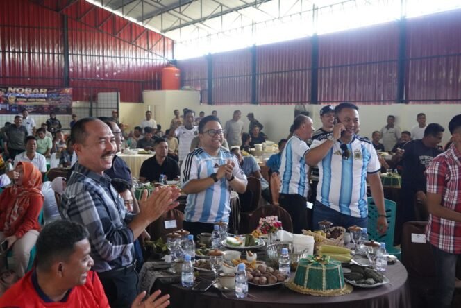 
					Nikmati Hari Libur, Wabup Gowa dan Dandim Nobar Piala Dunia dengan Warga