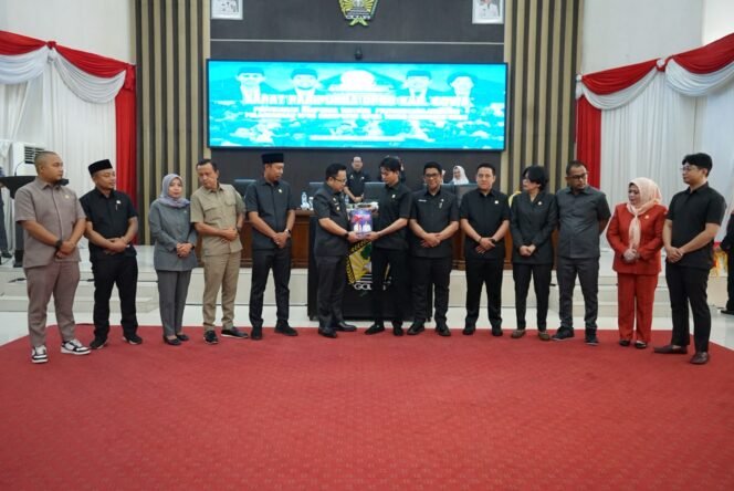 
					Wabup Gowa Serahkan Ranperda Pertanggungjawaban APBD 2025 di Rapat Paripurna DPRD