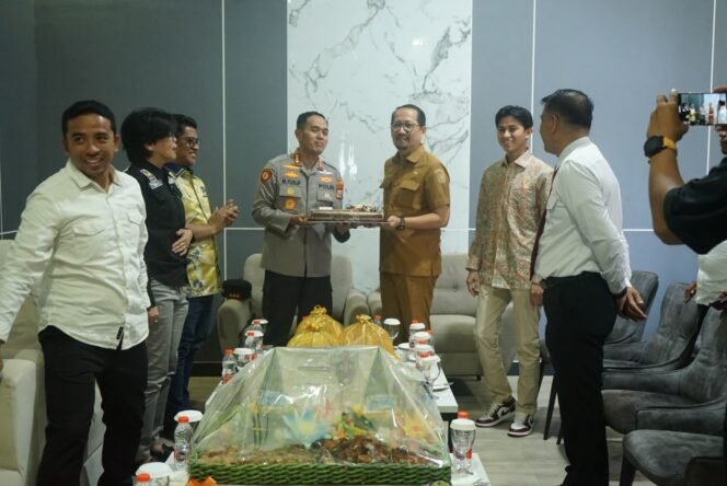 
					Sekretaris DPRD Gowa Ulang Tahun, Kapolresta Gowa Beri Kejutan di Momen Silaturahmi Perdana