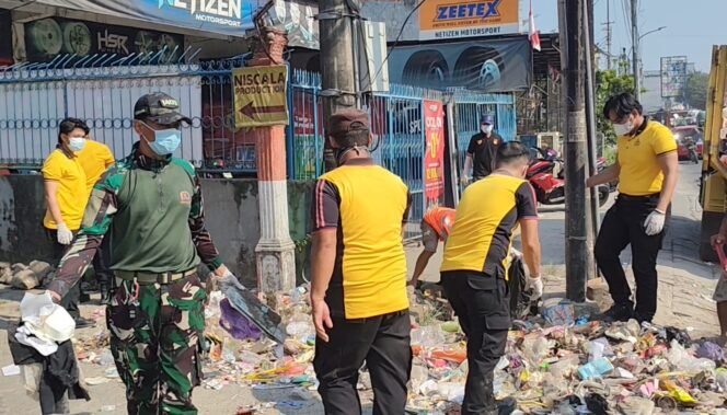 
					Dari Apel ke Lapangan, Kapolresta Gowa Turun Langsung Bersihkan Sampah